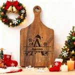 Tabla para cortar embutidos de madera personalizada con copo de nieve, sombrero navideño, inicial del nombre y asa Made in USA Decoración del hogar Regalo de inauguración de la casa para la familia