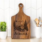 Tabla de cortar de madera para embutidos con asa personalizada y grabada con el nombre del tren Decoración para el hogar Made in USA Regalo de inauguración de la casa para la familia