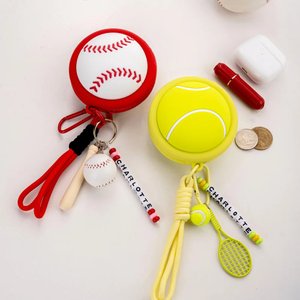 Gepersonaliseerde Tennisbal Honkbal Basketbal Voetbal Etui Sleutelhanger met Naam en Racketbal Bedels Verjaardagscadeau voor Coach en Balliefhebbers