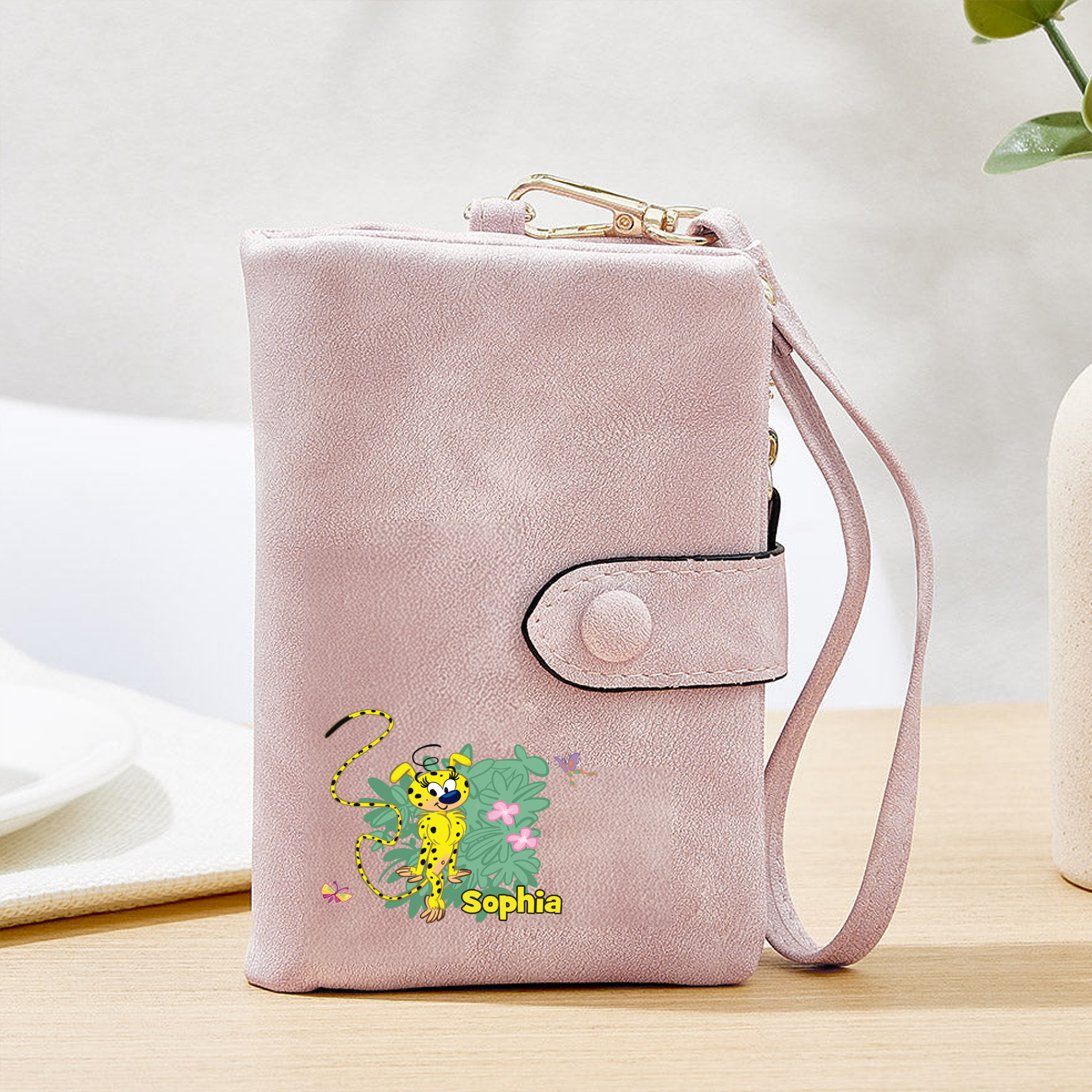 Portefeuille personnalisé en cuir PU à trois volets avec nom Anniversaire Cadeau de Noël pour les femmes Filles | Callie × Marsupilami®.