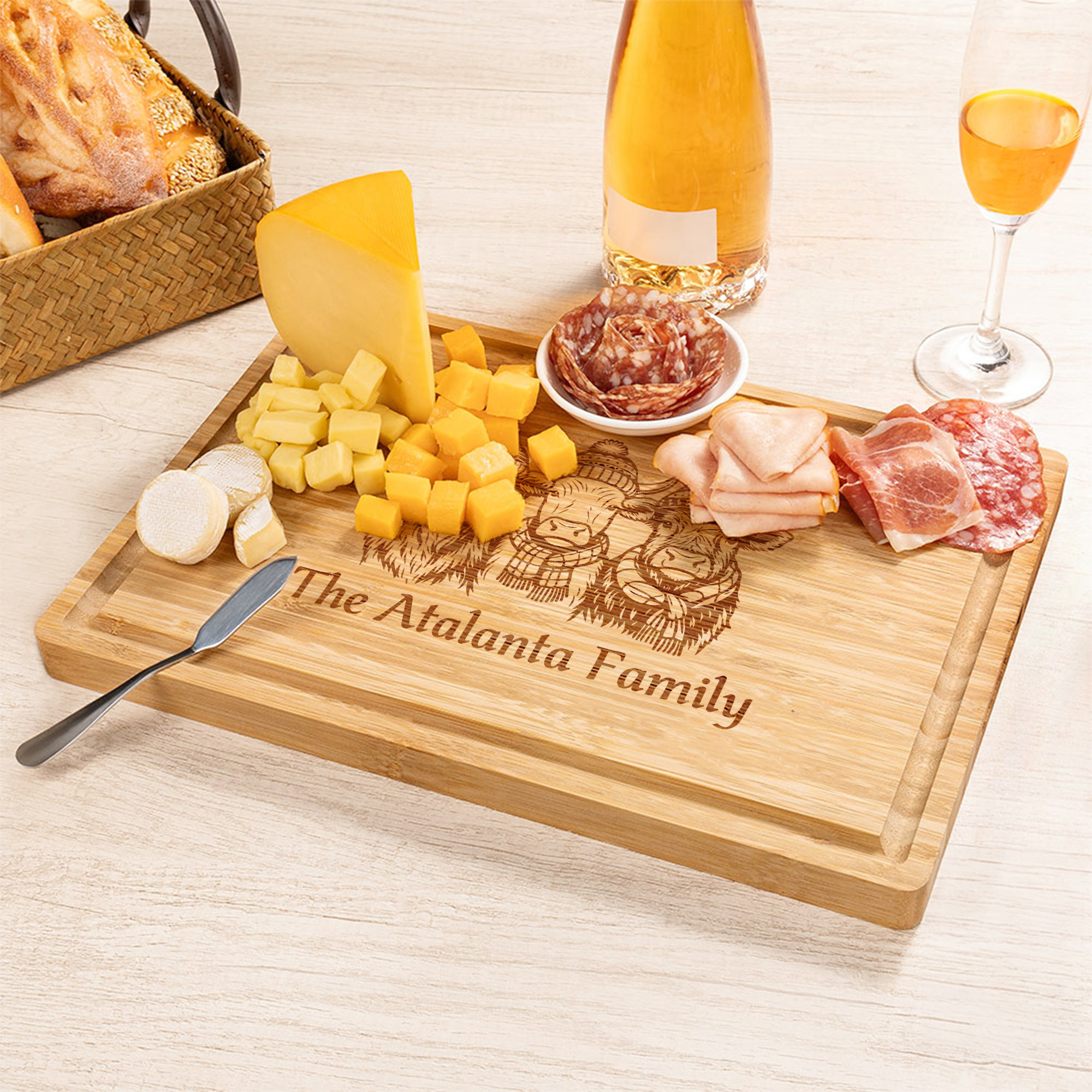 Planche à découper en bambou FSC pour charcuterie avec texte et rainure pour le jus de fruit Cadeau de pendaison de crémaillère pour la famille