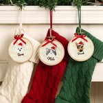 Ornamento ricamato personalizzato con il volto dell'animale domestico, con nome e fiocco rosso, regalo di Natale per gli amanti degli animali.