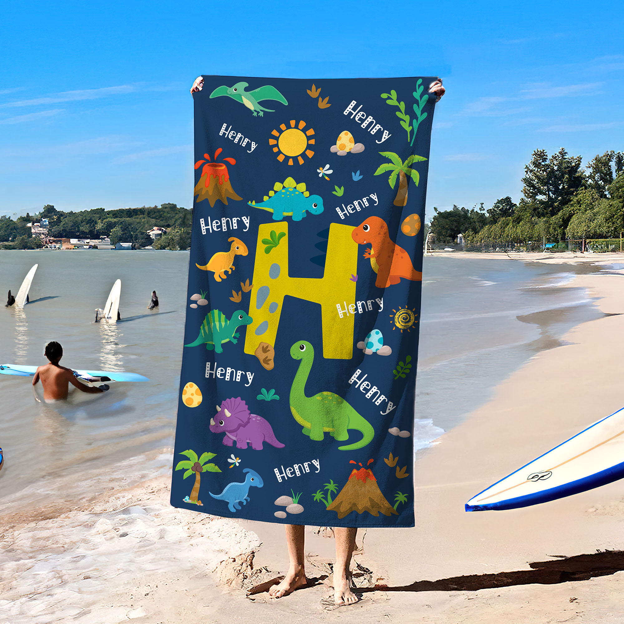 Serviette de plage surdimensionnée avec initiales et nom Cadeau d'anniversaire pour les enfants qui aiment les dinosaures.