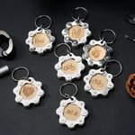 Portachiavi personalizzato con catena da bicicletta riciclata con motivo in legno e testo inciso al laser Regalo di compleanno per amici ciclisti