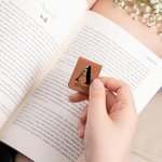 Segnalibro magnetico in pelle PU personalizzato con nome iniziale e fiore di nascita accessorio per letture regalo per amanti dei libri