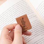 Segnalibro magnetico in pelle personalizzato con nome e fiore di nascita linea DNA regalo per amanti dei libri