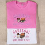 Personalisierte Homebody Buchladen und Cafe Multicolor T-shirt Sweatshirt Hoodie mit Namen Geburtstag Geschenk für Bücherwürmer Buchliebhaber