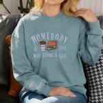 Personalisierte Homebody Buchladen und Cafe Multicolor T-shirt Sweatshirt Hoodie mit Namen Geburtstag Geschenk für Bücherwürmer Buchliebhaber