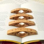 Gepersonaliseerde Geboortebloem Houten Duimboekpaginahouder met Gegraveerde Naam Boekaccessoires Verjaardagscadeau voor Boekenliefhebbers Boekenwurmen