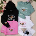 Personalisierte Homebody Buchladen und Cafe Multicolor T-shirt Sweatshirt Hoodie mit Namen Geburtstag Geschenk für Bücherwürmer Buchliebhaber