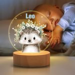 Personoitu nimellä varustettu akryylinen LED yövalo jossa on söpöjä eläinhahmoja ja kukkakransseja puinen jalusta lasten syntymäpäivä tai joululahja