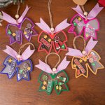 Personalizado en forma de arco de Navidad Shake Ornamento con Nombre Home Tree Decor Regalo de Navidad para Cheerleaders Entrenadores