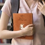 Personalisierte Cartoon-Charakter A5 Skizzenbuch Notebook PU-Leder-Abdeckung mit Namen und Text Storage Pocket zurück zur Schule Geburtstag Geschenk für Kinder