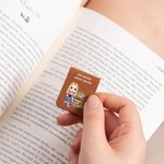 Personalisierter Magnetischer PU-Leder Lesezeichen Clip mit Blumen Bücher Cartoon-Figur Namen und Text Geburtstagsgeschenk für Buchliebhaber