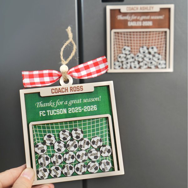 Gepersonaliseerd Bedankt voor Een Geweldig Seizoen Voetbal 4D Shaker Ornament Koelkastmagneet met Naam en Teamnaam Kerst Einde Seizoen Cadeau voor Coach