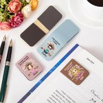 Segnalibro magnetico personalizzato in PU con personaggio e nome e testo regalo di compleanno o Natale per amici e amanti dei libri