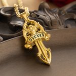 Collier personnalisé en zircon avec nom, dagues en rose, bijoux vintage esthétiques, cadeau d'anniversaire pour les amateurs de style médiéval, filles gothiques.