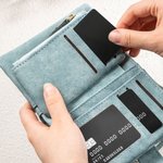 Personalisierte Mode Cartoon Mädchen Geburt Blume PU Leder Name Brieftasche mit Kartenschlitzen und Handgelenkband Geburtstag Geschenk für Mädchen Frauen