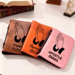 Gepersonaliseerde Biddende Handen PU Leren Bijbelhoes met Naam en Titel Verjaardag Doopcadeau voor Christenen