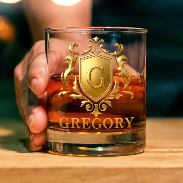 Personlig Golden Shield Initial Namn 10 oz Rock Whiskey Glass Old Fashioned Födelsedagspresent för man Bartender Whiskey Entusiast