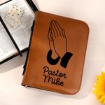 Gepersonaliseerde Biddende Handen PU Leren Bijbelhoes met Naam en Titel Verjaardag Doopcadeau voor Christenen