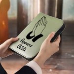 Gepersonaliseerde Biddende Handen PU Leren Bijbelhoes met Naam en Titel Verjaardag Doopcadeau voor Christenen