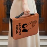 Gepersonaliseerde Biddende Handen PU Leren Bijbelhoes met Naam en Titel Verjaardag Doopcadeau voor Christenen