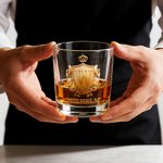 Personalisiertes 300ml Whiskey-Glas im Goldenen Wappen-Design mit Namen und Initiale Vatertag Weihnachten Geschenk für Herren Papa Whisky-Liebhaber