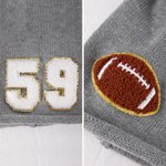 Personalisierte Multi-Color Football Mom gestrickt Beanie mit Spieler Nummer Winter Accessoire Geburtstagsgeschenk für Fußball Mütter Fußballspieler