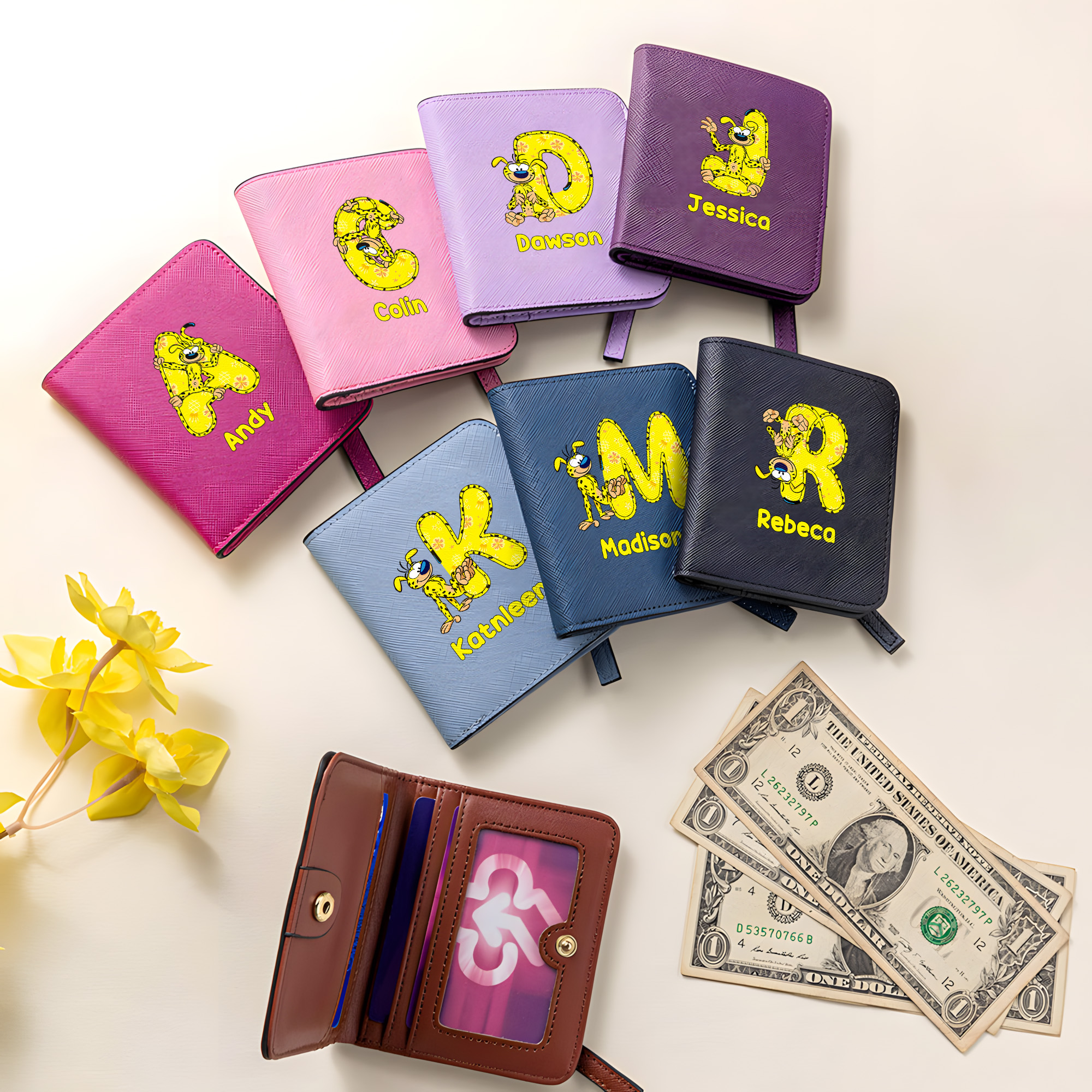 Portefeuille personnalisé en cuir PU de léopard à longue queue avec nom et initiale Cadeau d'anniversaire pour ami(e) Famille | Callie × Marsupilami®.
