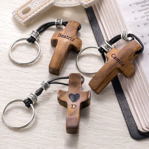 Llavero personalizado de cruz de madera con corazón y letra inicial grabada con nombre regalo de Pascua y Bautismo para cristianos