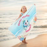Asciugamano da spiaggia personalizzato con nome e titolo per animali marini, regalo di compleanno essenziale per ragazzi, ragazze e amanti del tema dell'oceano.
