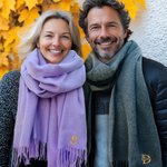 Sciarpa morbida in finto cashmere personalizzata con iniziale floreale e nome con nappe regalo invernale per famiglia e amici