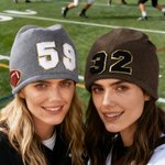 Personalisierte Multi-Color Football Mom gestrickt Beanie mit Spieler Nummer Winter Accessoire Geburtstagsgeschenk für Fußball Mütter Fußballspieler