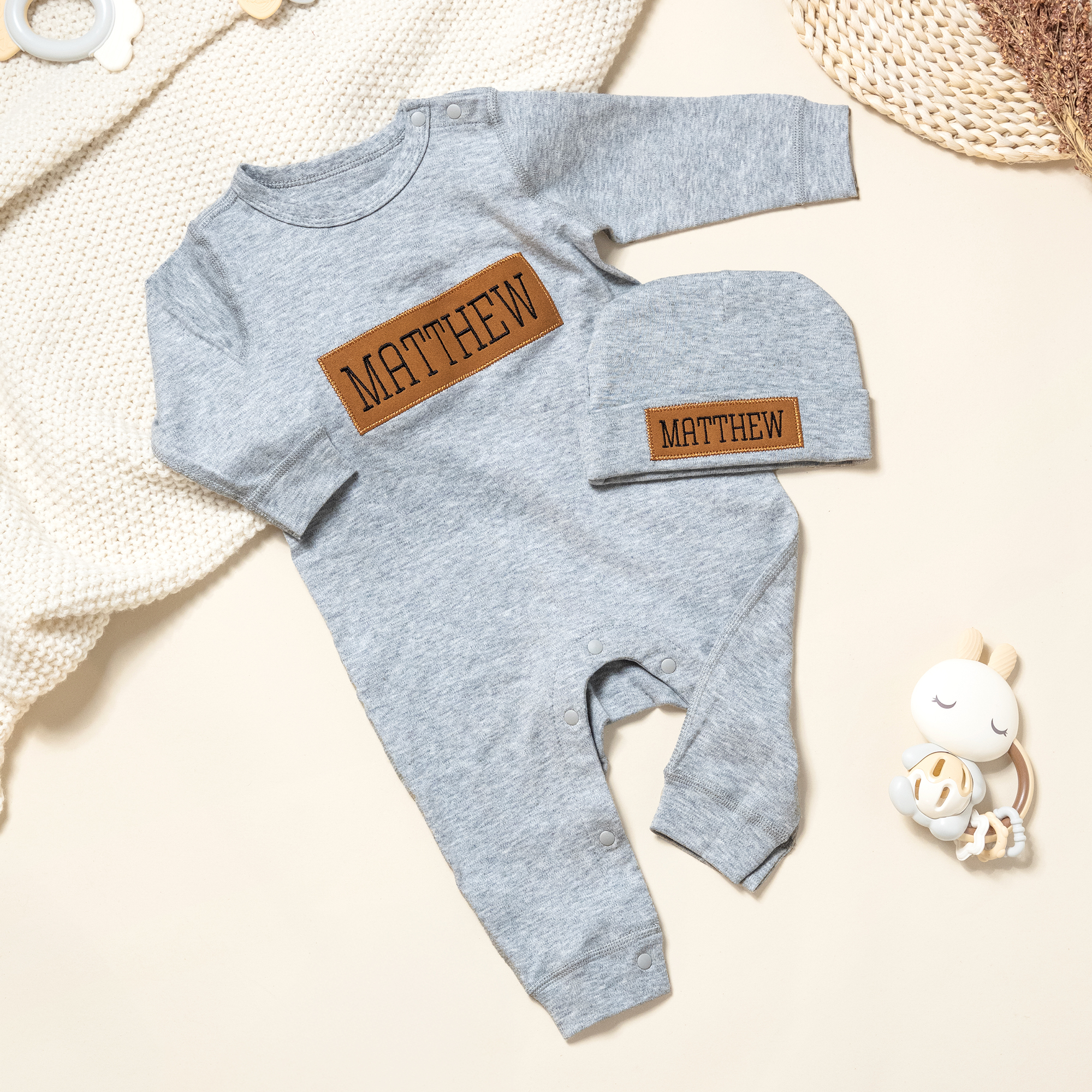 Chapeau personnalisé 100% coton pour bébé garçon avec écusson de nom en cuir PU Cadeau d'anniversaire de douche de bébé pour nouveau-né et nouveau parent