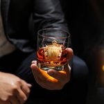 Personalisiertes 300ml Whiskey-Glas im Goldenen Wappen-Design mit Namen und Initiale Vatertag Weihnachten Geschenk für Herren Papa Whisky-Liebhaber