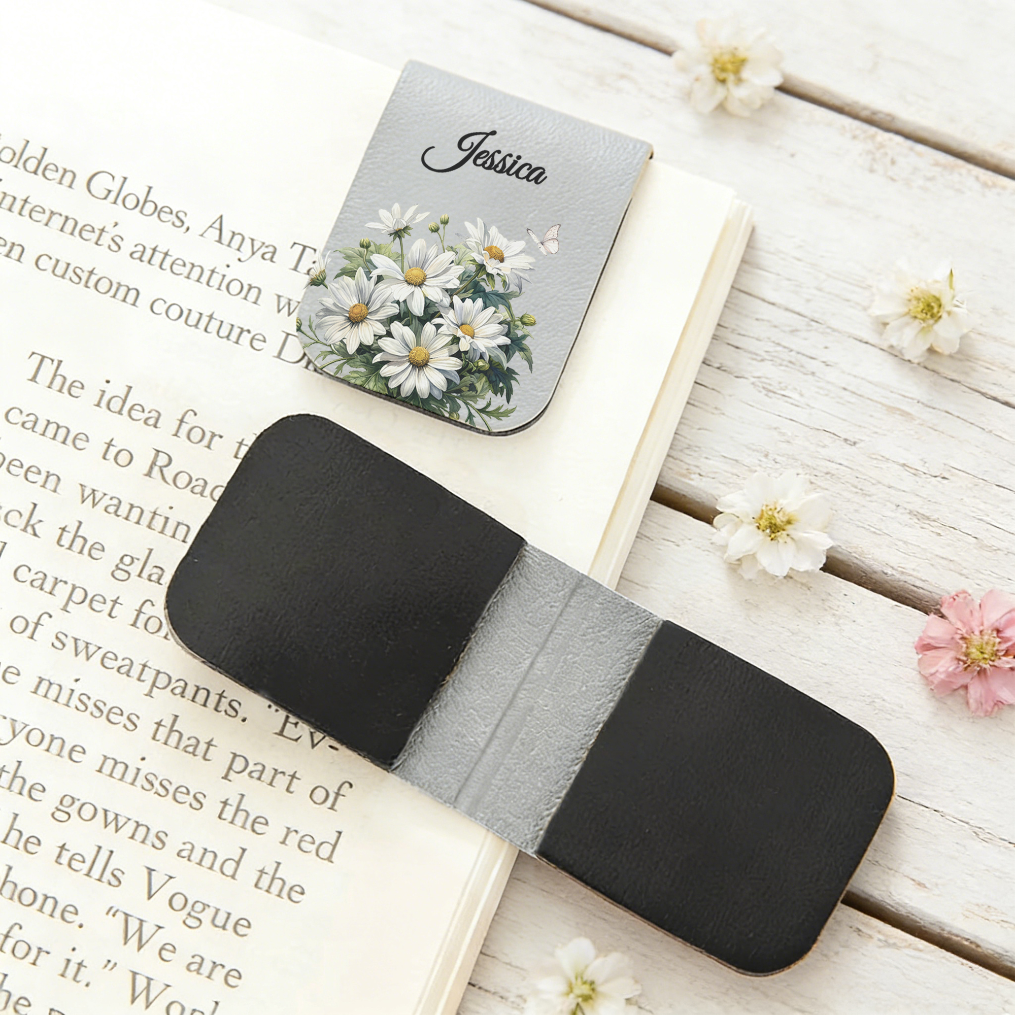 Marque-page Magnétique en Cuir PU Personnalisé avec Nom et Fleur de Naissance Cadeau d'Anniversaire pour les Amoureux de Lecture