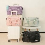 Personlig resebag i vattentåligt nylon med födelseblommor namn och axelrem perfekt födelsedagspresent