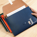 Caricatura Personalizada PU Carpeta de cuero Maletín con nombre y la inicial de negocios portátil Suministros Regalo de cumpleaños para el personal Colegas