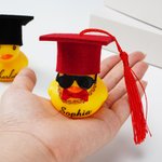 Gepersonaliseerde Graduation Cap Zonnebril Strik Rubber Eend met Naam Bureau Decor Afstudeergeschenk voor Afgestudeerde