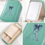 Personlig Toile De Jouy Bow Initial PU läder smyckeskrin med justerbar trefärgad LED-spegel Födelsedagspresent för kvinnor