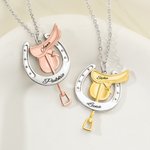 Gepersonaliseerde Naam Ketting met Hoefijzer- en Zadelontwerp Fijne Sieraden Verjaardag- en Jubileumcadeau voor Paardenbezitters Paardenliefhebbers
