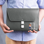 Caricatura Personalizada PU Carpeta de cuero Maletín con nombre y la inicial de negocios portátil Suministros Regalo de cumpleaños para el personal Colegas