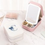 Personlig Toile De Jouy Bow Initial PU läder smyckeskrin med justerbar trefärgad LED-spegel Födelsedagspresent för kvinnor