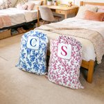 Gepersonaliseerde Toile De Jouy stijl grote capaciteit koord waszak met initiaal Dorm dagelijks gebruik back-to-School Gift voor hogescholen studenten