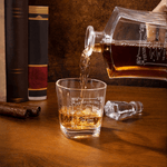 Henkilökohtainen Fist Bump viskikannu kaiverrettu nimi lisävaruste syntymäpäivälahja viinan ystäville