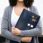 Personifierad tecknad figur Födelseblomma PU läder mapp portfölj portfölj med namn bärbar affärsresa förbrukningsmaterial födelsedagspresent för personal