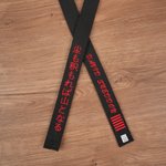 Personalisierte 1-4 Zeilen bestickt Text Karate Taekwondo Schwarzer Gürtel Geburtstag Schwarzer Gürtel Förderung Geschenk für Martial Arts Karate Taekwondo Liebhaber