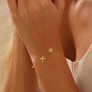 Bracelet Personnalisé avec 1-6 Initiales Fleurs Pierres de Naissance Breloques Mélangées Cadeau Anniversaire Saint-Valentin pour Femmes