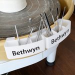 Personalisierte Name Design Töpferscheibe Werkzeughalter Rack mit 3 verstellbaren Schlitzen Keramik Zubehör Geburtstagsgeschenk für Keramiker Töpferei Liebhaber